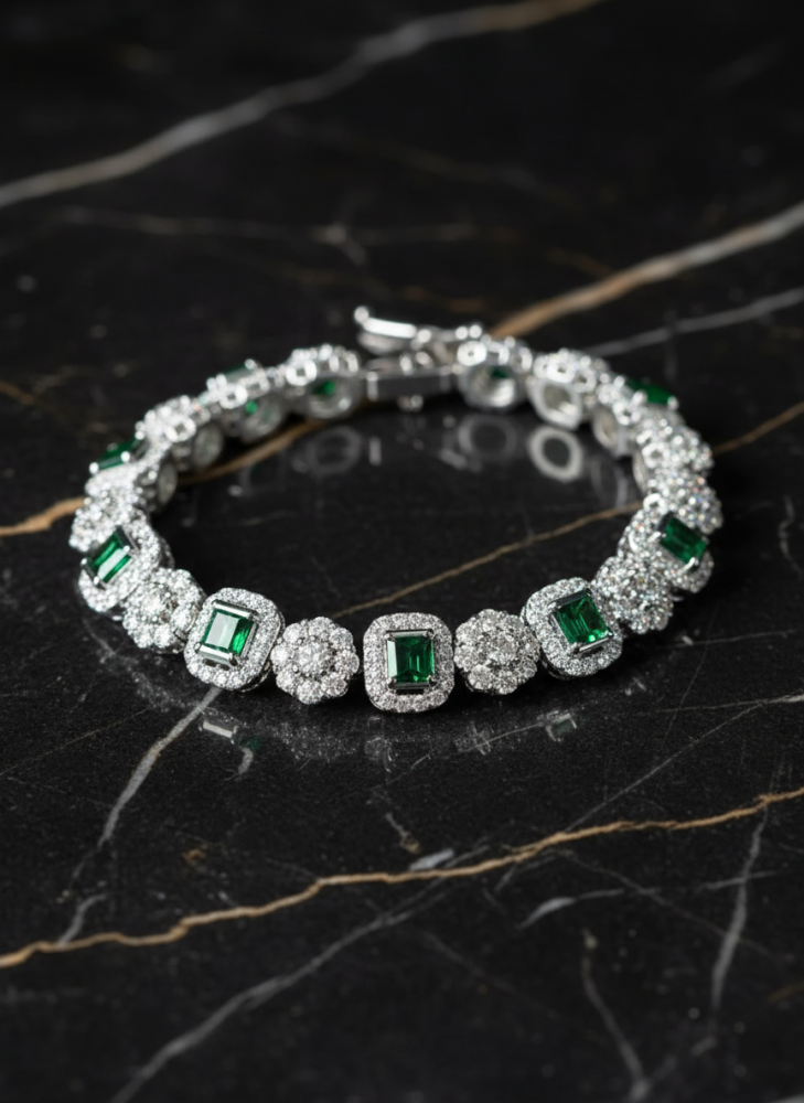 "سوار الزمرد الأخضر والبلورات الشفافة – فخامة تليق بإطلالتك المميزة"