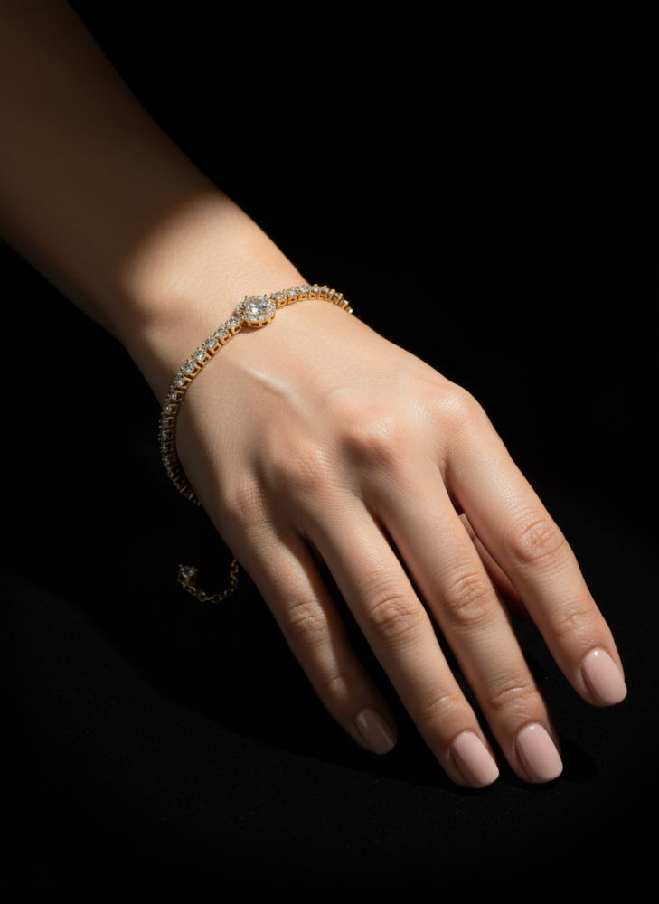 سوار ذهبي فاخر بقلادة دائرية مرصعة بالزركون – أناقة تنبض بالبريق