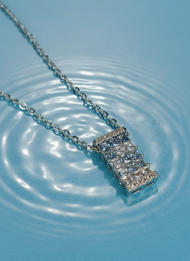 قلادة فضي متدرج اللون بأحجار الزركون – لمسة أنيقة من التدرج اللوني