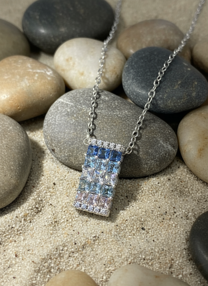 قلادة فضي متدرج اللون بأحجار الزركون – لمسة أنيقة من التدرج اللوني