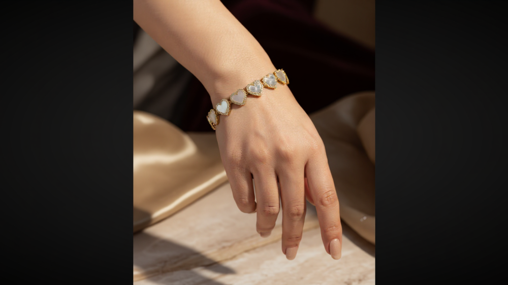 سوار ذهبي على شكل قلوب مع عرق اللؤلؤ – فخامة رومانسية لا تُقاوم