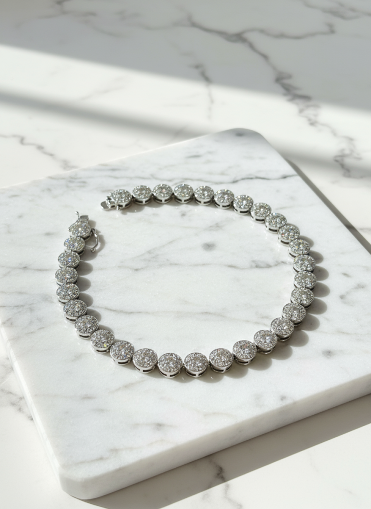 سوار فضي دائري فاخر مرصع بالزركون – بريق يلفت الأنظار