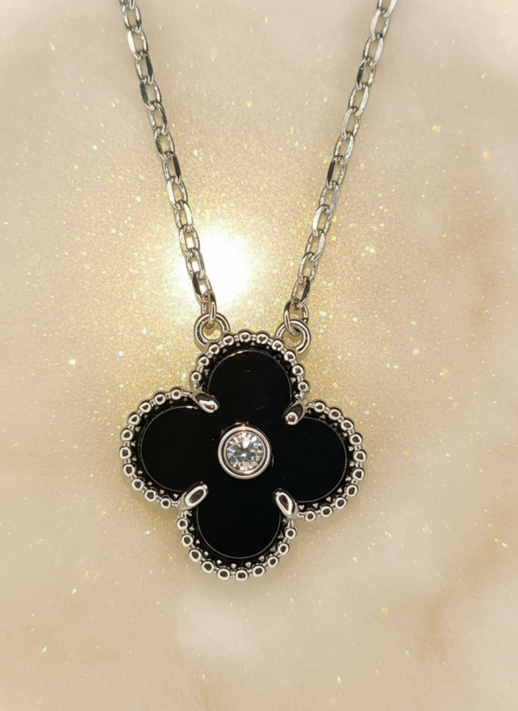 قلادة فضي بأناقة الأسود – لمسة من الرقي والجاذبية