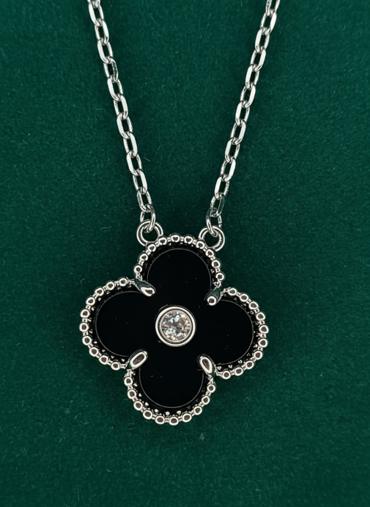 قلادة فضي بأناقة الأسود – لمسة من الرقي والجاذبية