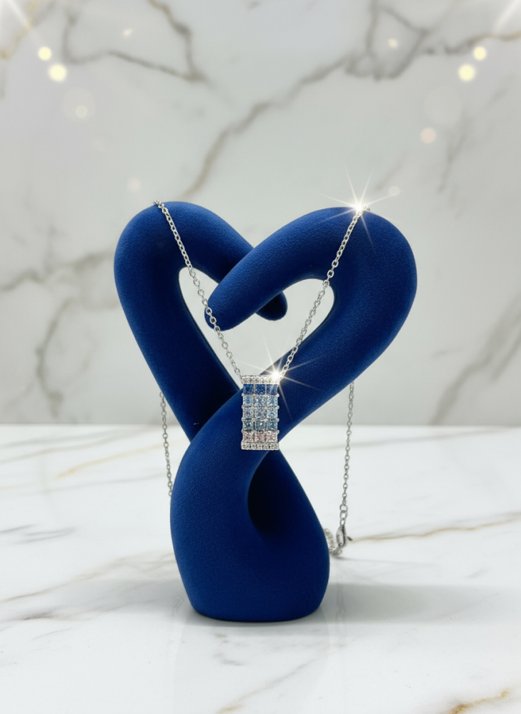 قلادة فضي متدرج اللون بأحجار الزركون – لمسة أنيقة من التدرج اللوني