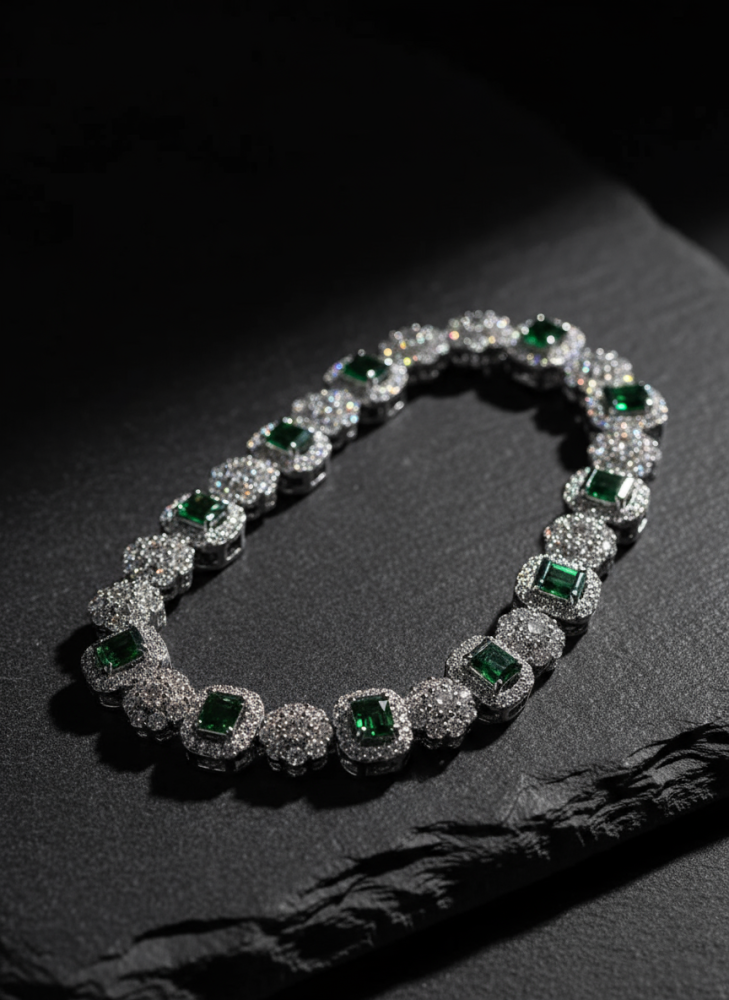 "سوار الزمرد الأخضر والبلورات الشفافة – فخامة تليق بإطلالتك المميزة"