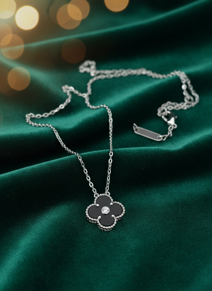 قلادة فضي بأناقة الأسود – لمسة من الرقي والجاذبية