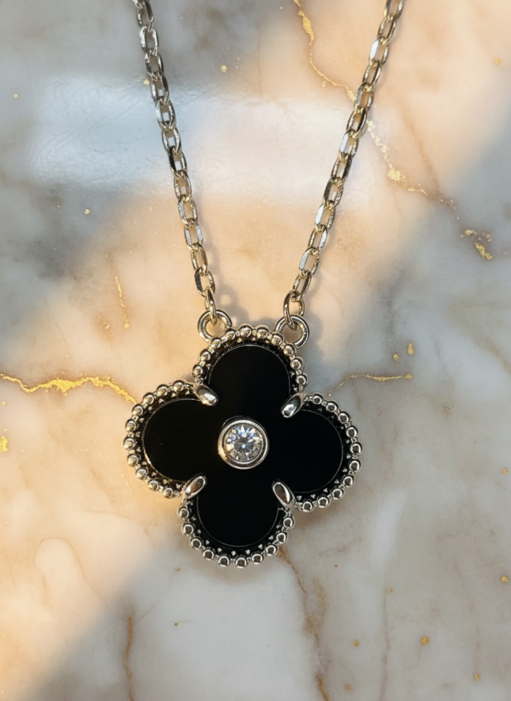 قلادة فضي بأناقة الأسود – لمسة من الرقي والجاذبية