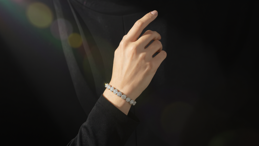 سوار فضي دائري فاخر مرصع بالزركون – بريق يلفت الأنظار