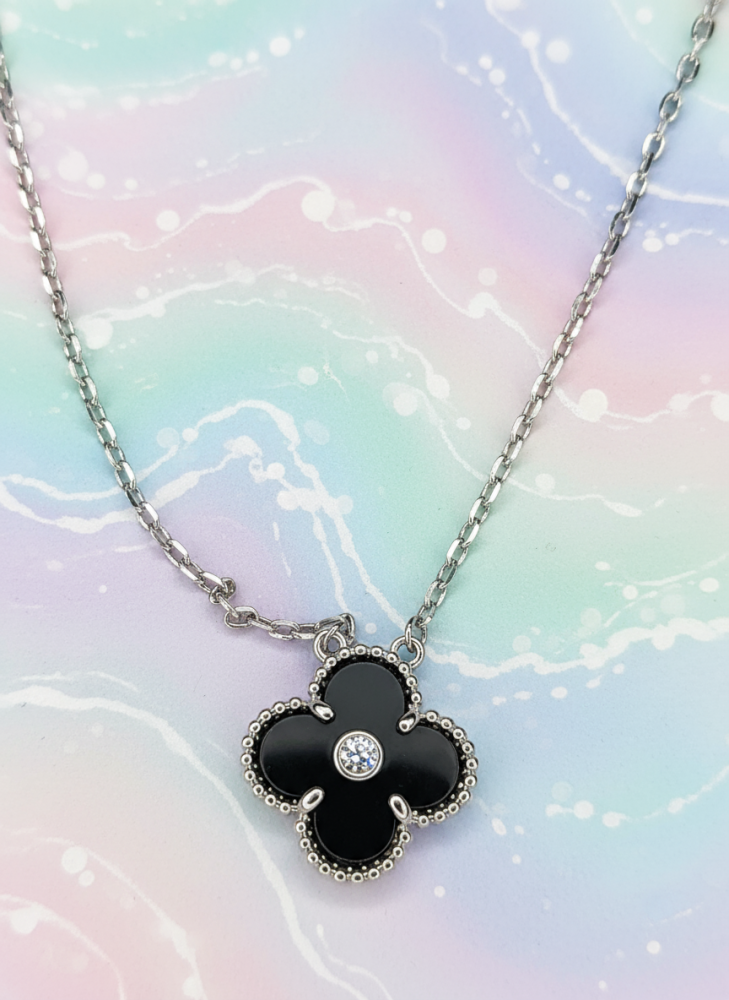 قلادة فضي بأناقة الأسود – لمسة من الرقي والجاذبية