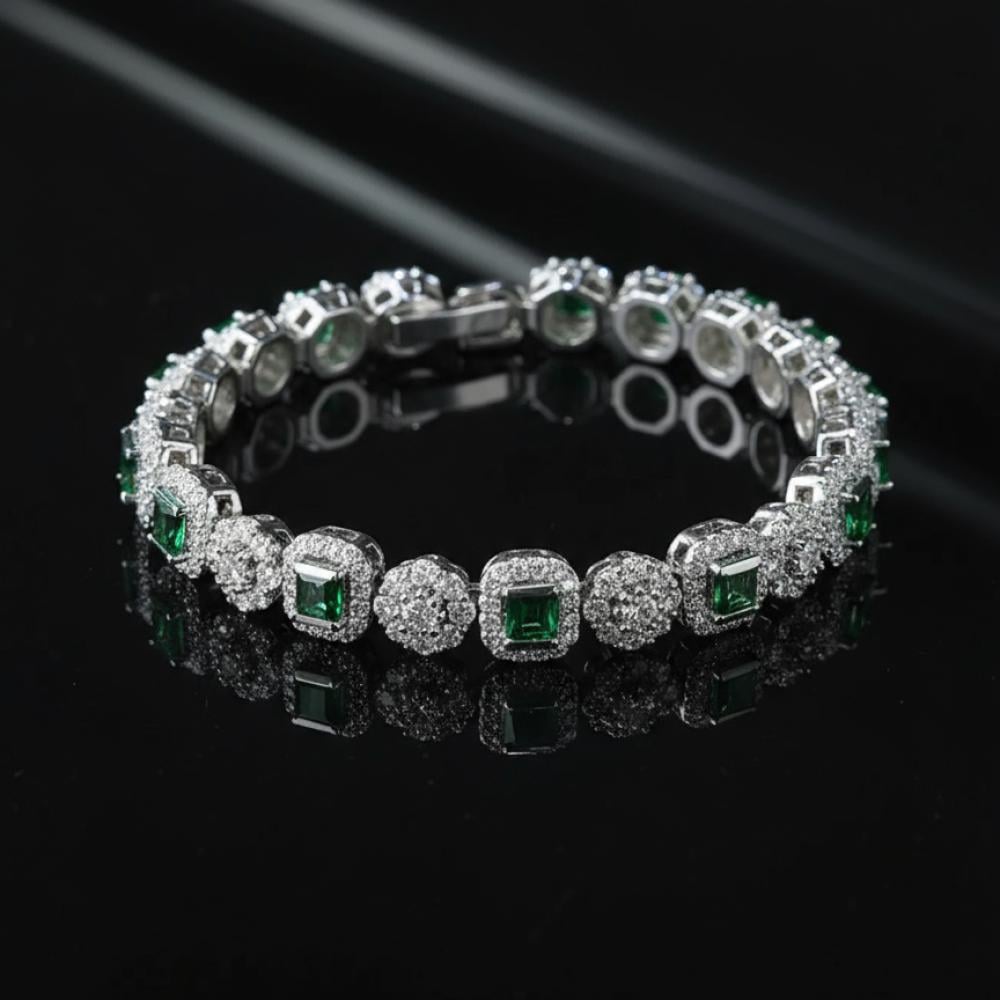 "سوار الزمرد الأخضر والبلورات الشفافة – فخامة تليق بإطلالتك المميزة"