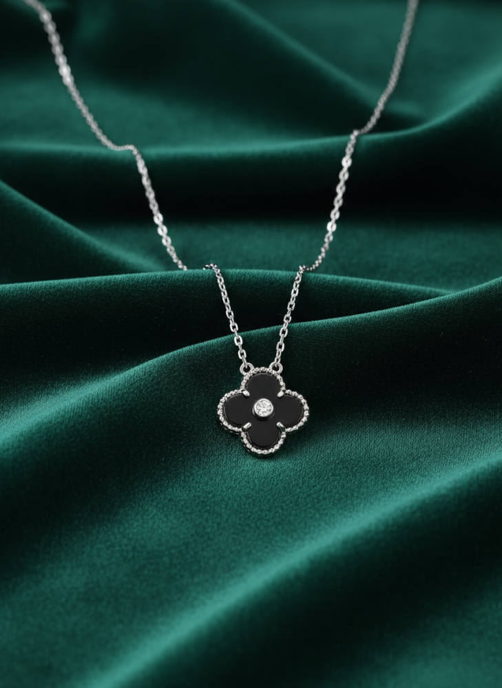 قلادة فضي بأناقة الأسود – لمسة من الرقي والجاذبية