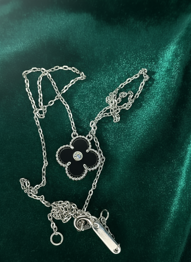 قلادة فضي بأناقة الأسود – لمسة من الرقي والجاذبية