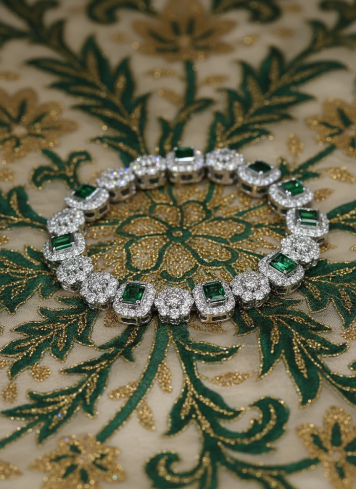 "سوار الزمرد الأخضر والبلورات الشفافة – فخامة تليق بإطلالتك المميزة"