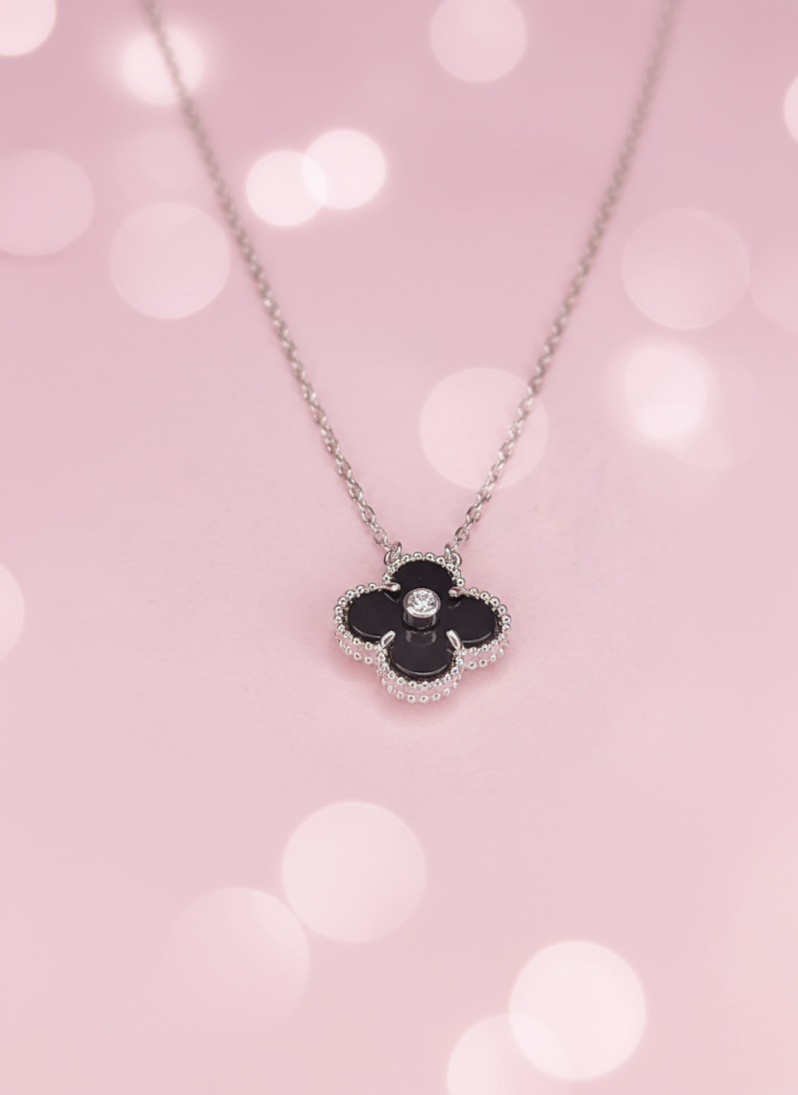 قلادة فضي بأناقة الأسود – لمسة من الرقي والجاذبية