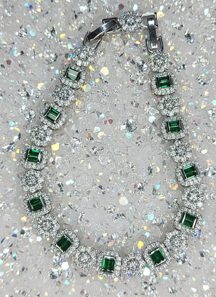 "سوار الزمرد الأخضر والبلورات الشفافة – فخامة تليق بإطلالتك المميزة"