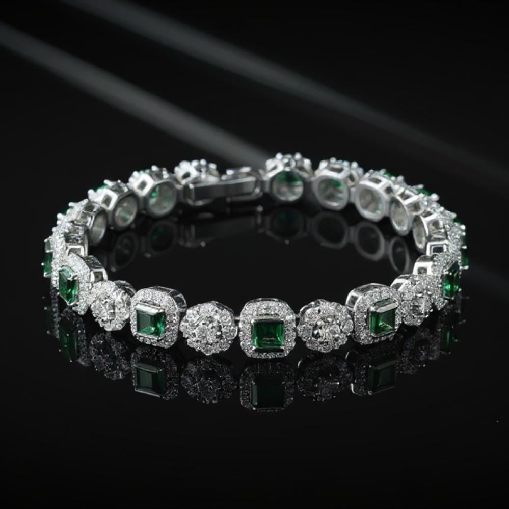 "سوار الزمرد الأخضر والبلورات الشفافة – فخامة تليق بإطلالتك المميزة"