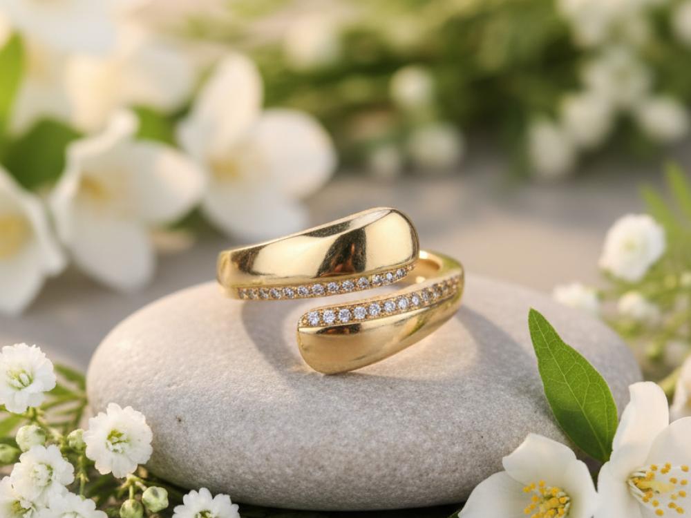 خاتم ذهبي بتصميم الالتفاف العصري – بريق يجمع بين الأناقة والرقي