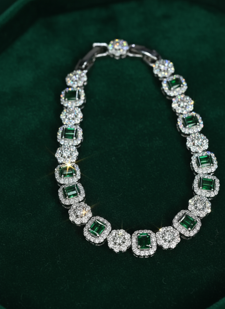 "سوار الزمرد الأخضر والبلورات الشفافة – فخامة تليق بإطلالتك المميزة"