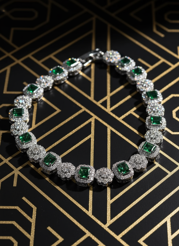 "سوار الزمرد الأخضر والبلورات الشفافة – فخامة تليق بإطلالتك المميزة"