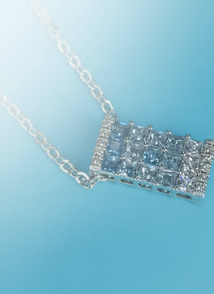 قلادة فضي متدرج اللون بأحجار الزركون – لمسة أنيقة من التدرج اللوني