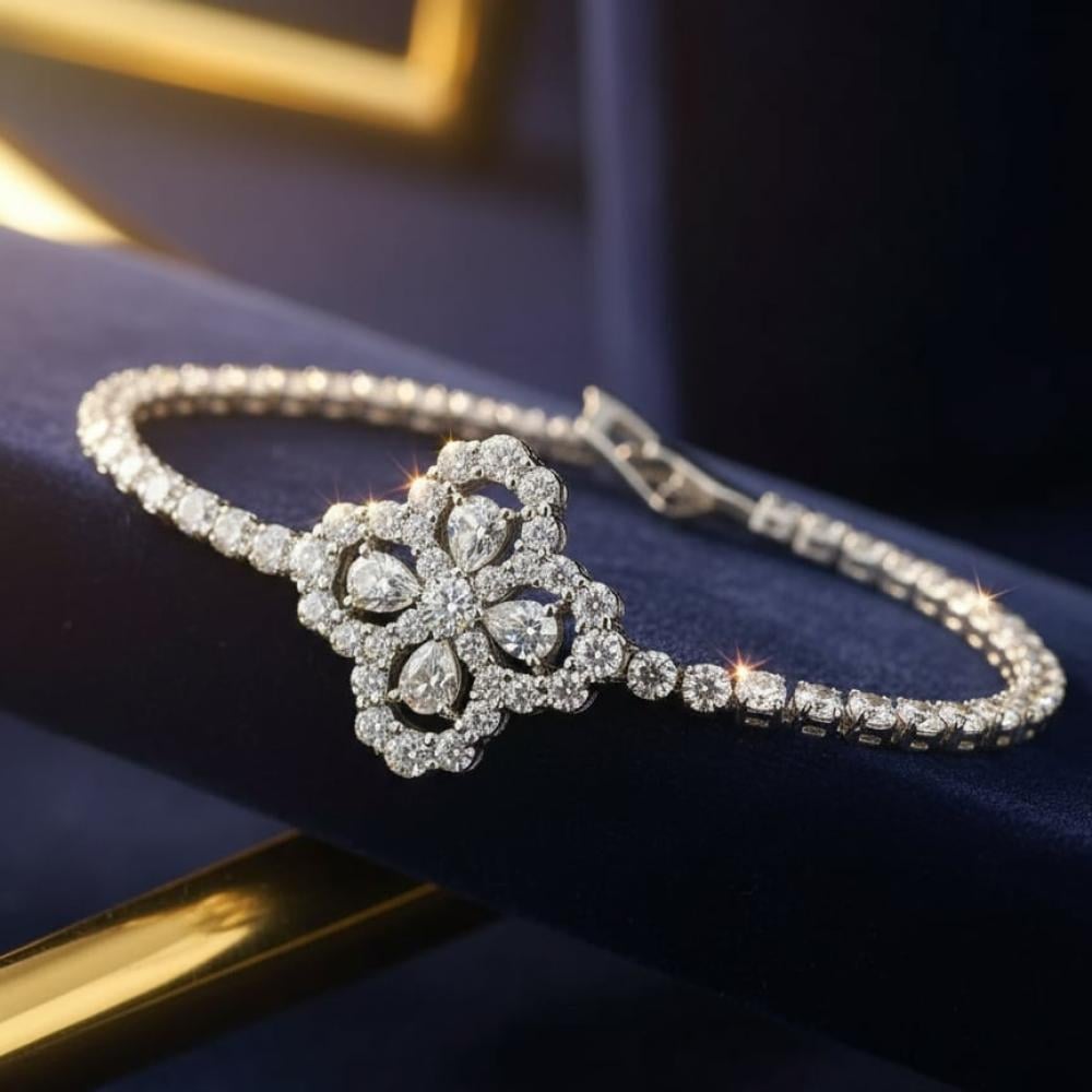 سوار فضي فاخر مرصعة بالكريستال – بريق لا يقاوم يزين معصمك