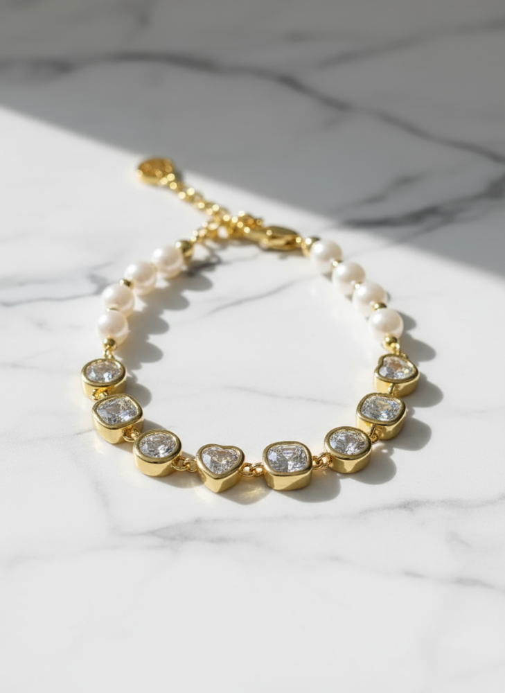 "سوار اللؤلؤ والكريستال – مزيج الأناقة الكلاسيكية والبريق العصري"