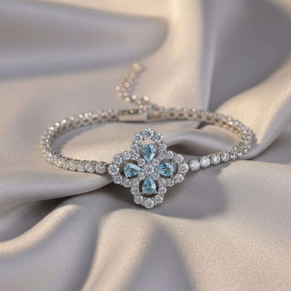 "سوار التنس الفضي مع قلادة الزهرة الزرقاء – بريق يخطف الأنظار"