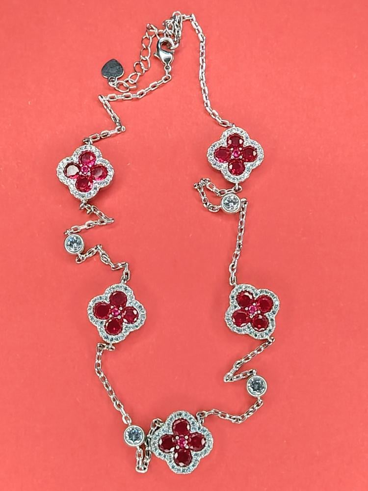 قلادة فضي فاخر مرصع بالأحجار الحمراء والشفافة – بريق أنثوي يخطف الأنظار ️