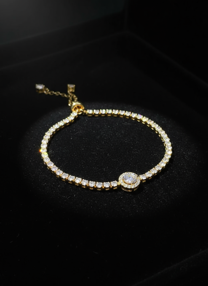 سوار ذهبي فاخر بقلادة دائرية مرصعة بالزركون – أناقة تنبض بالبريق