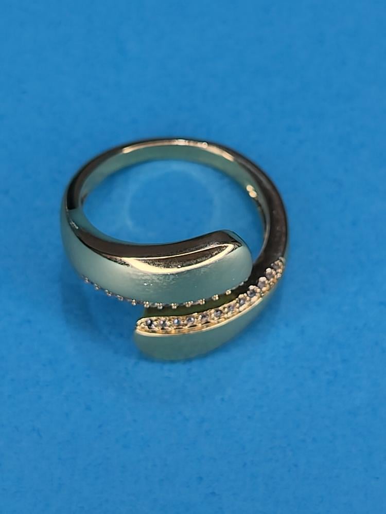 خاتم ذهبي بتصميم الالتفاف العصري – بريق يجمع بين الأناقة والرقي