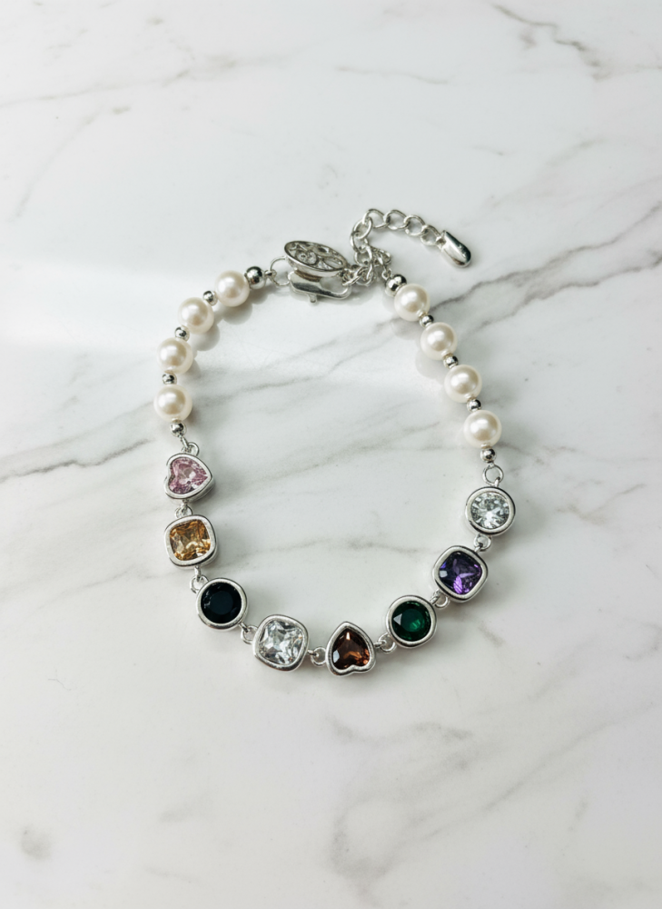 سوار اللؤلؤ والكريستال الملون – أناقة تجمع بين الكلاسيكية والمرح