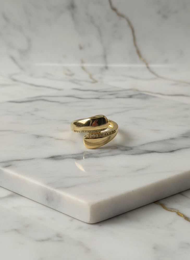 خاتم ذهبي بتصميم الالتفاف العصري – بريق يجمع بين الأناقة والرقي