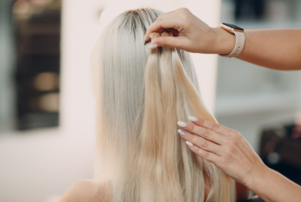 تركيب الأكستنشن باحترافية في صالون خط الجمال – شعر أطول وكثافة طبيعية