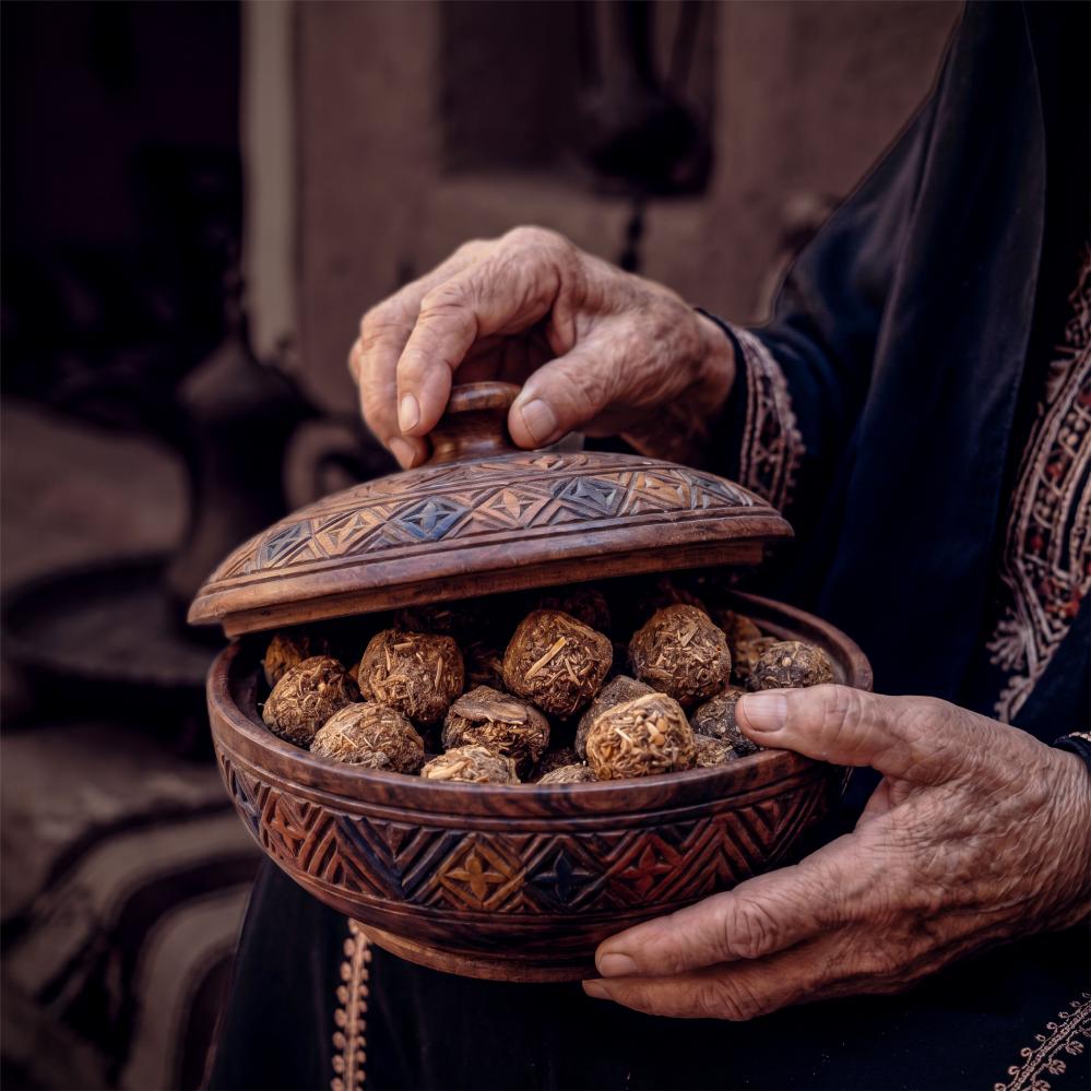 كيف تحافظ على رائحة وجودة بخورك؟ الدليل الشامل لتخزين المعمول والعود
