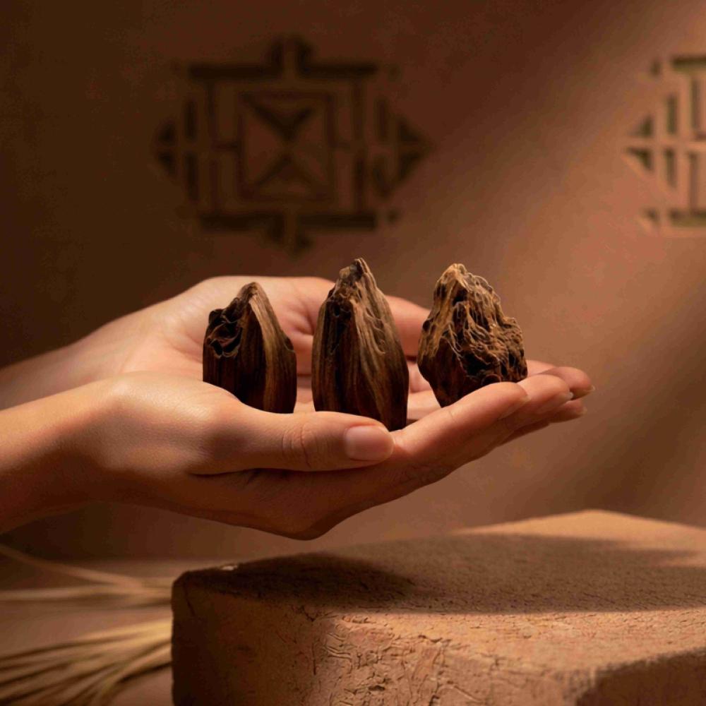 الفرق بين العود الطبيعي و المحسن الصناعي: كيف تتجنب الغش عند الشراء؟