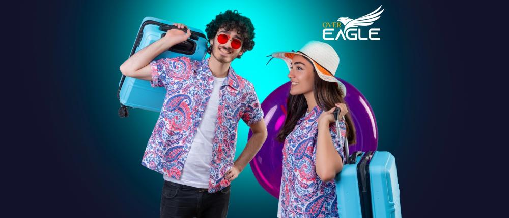 شاب وفتاة يرتديان قمصان صيفية ملونة بنقشة زاهية ويحملان حقائب سفر زرقا