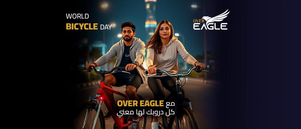 بنت وشاب يركبان الدرجات الهوائية