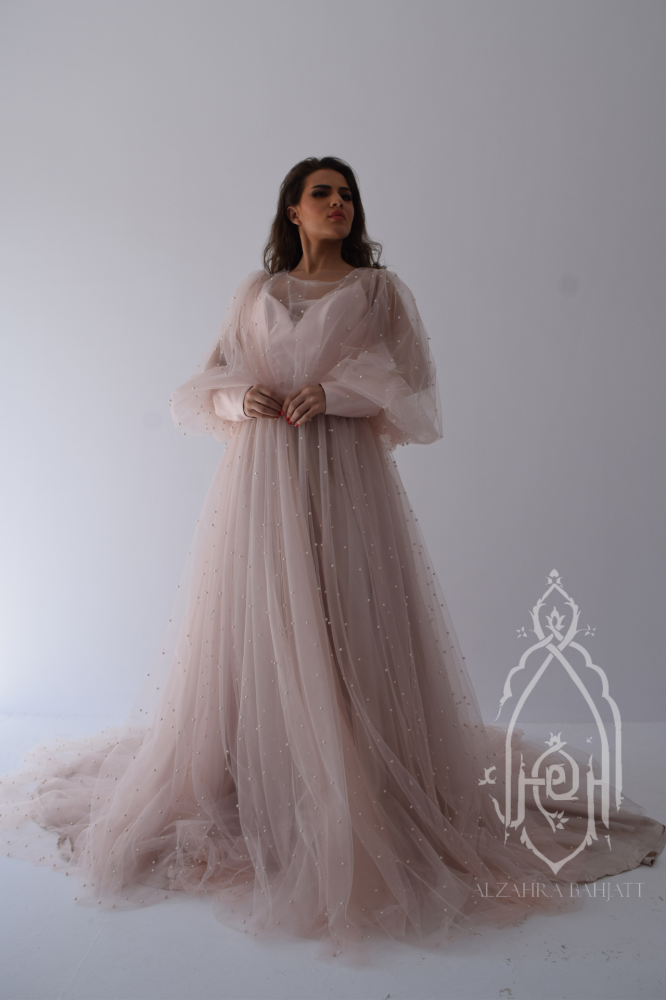 فستان سهرة تل مزين بالؤلؤ مناسب للملكة