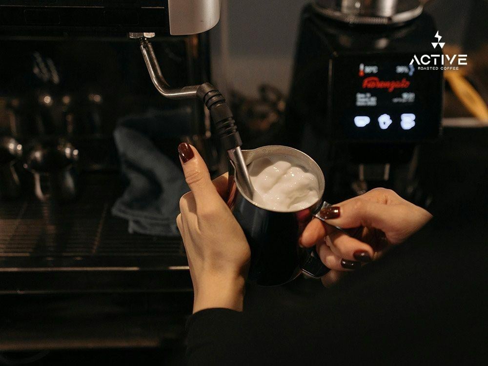 إليك طريقة تبخير الحليب لتحضير قهوة مثالية