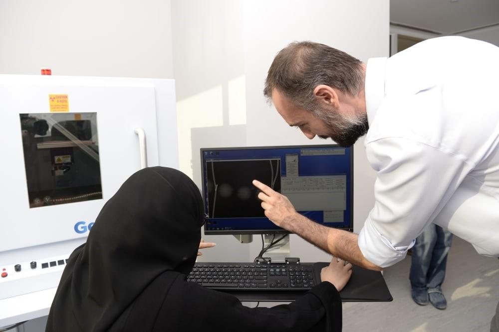 مختبر فحص احجار كريمة موثوق - حجر السلطان ولك من الاسم نصيب