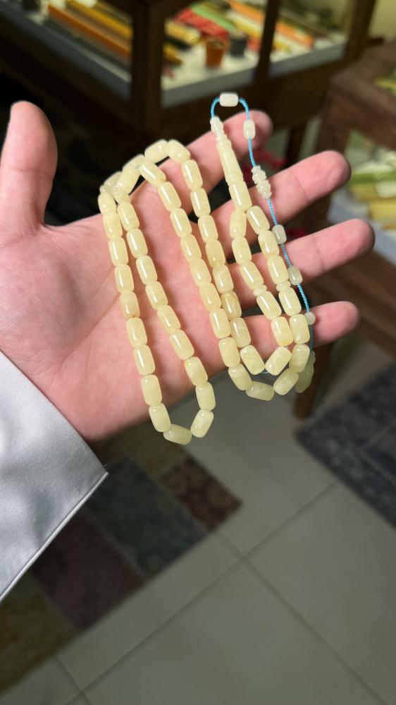 كهرمان طبيعي حجر واحد مطوق