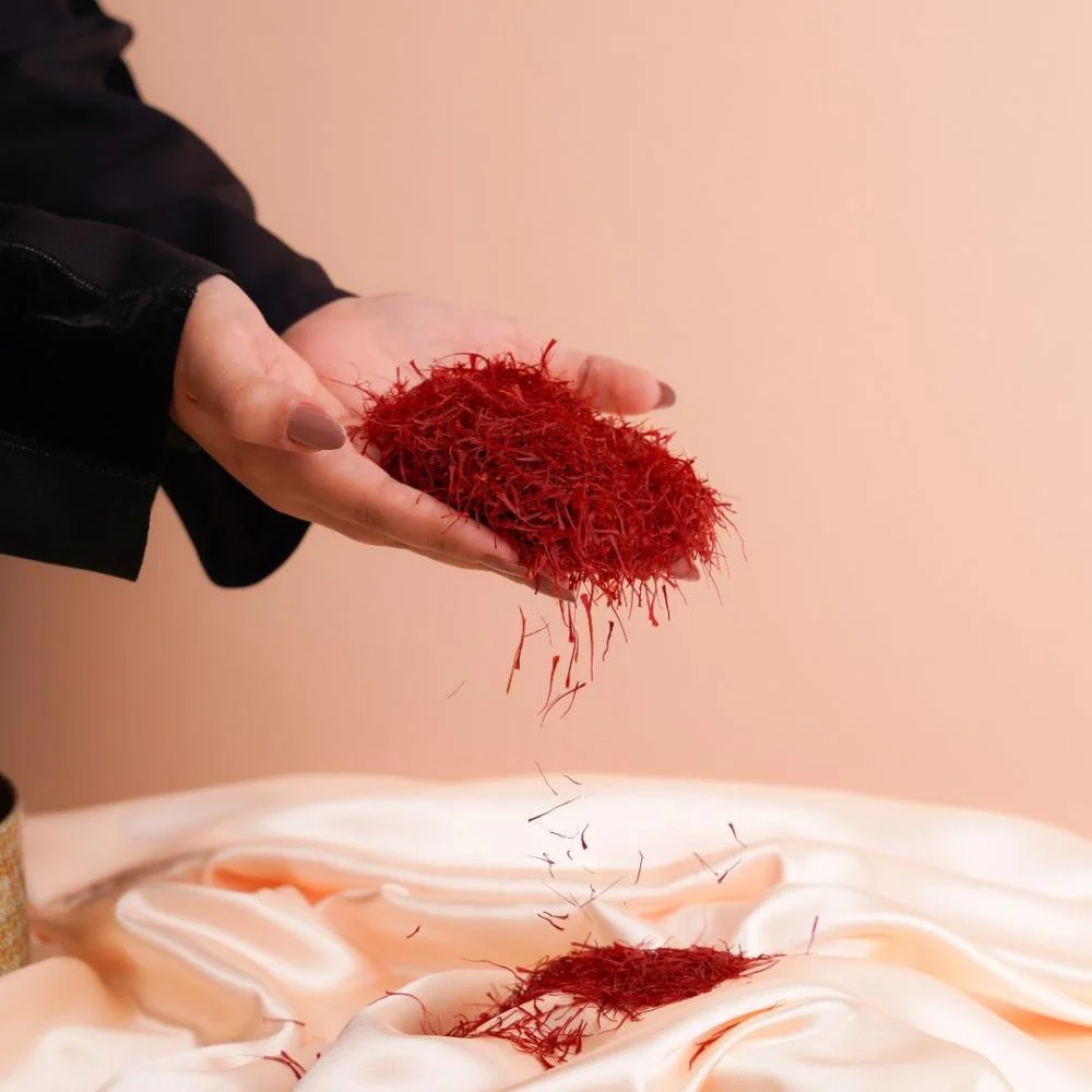 دمج الزعفران في العطور والبخور الفاخرة تجربة غنية بالفخامة والرفاهية