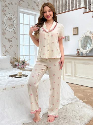 طقم بيجامة نسائي بطبعات زهرية – تصميم ناعم ومريح للنوم