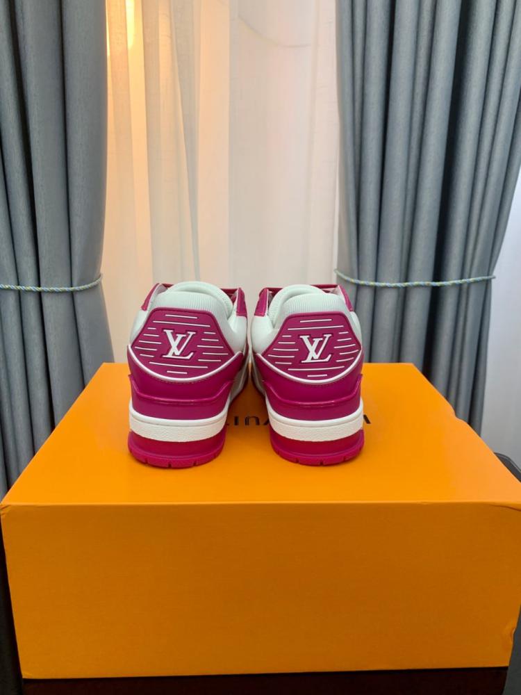 حذاء ماركة LV