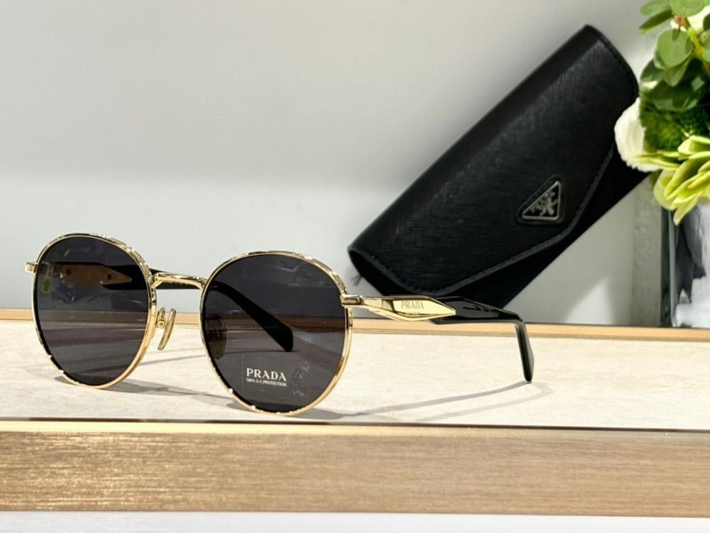 نظاره ماركة ‏Prada