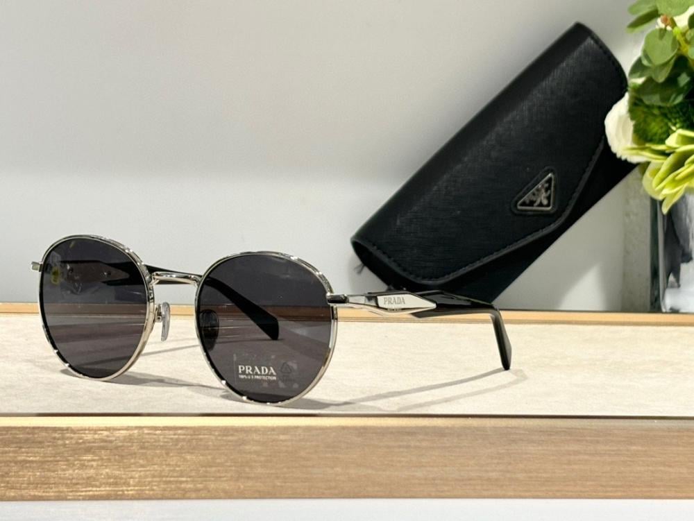نظاره ماركة ‏Prada
