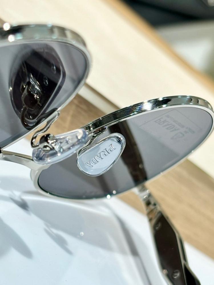 نظاره ماركة ‏Prada