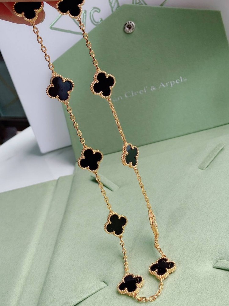 قلادة نسائية ماركة Van Cleef & Arpels