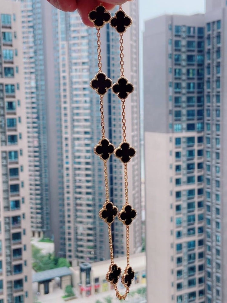 قلادة نسائية ماركة Van Cleef & Arpels